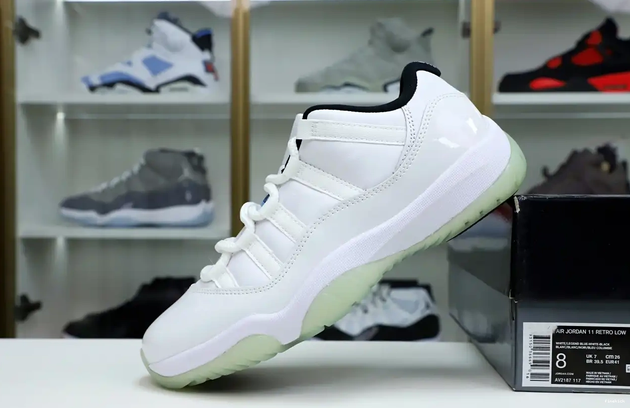 11 LOW JORDAN LEGEND RETRO AIR BLUE 0421